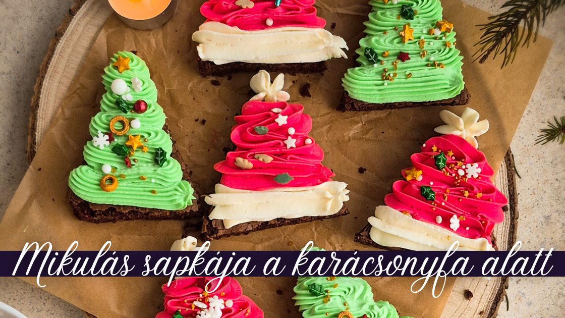 Mikulás sapkája a karácsonyfa alatt